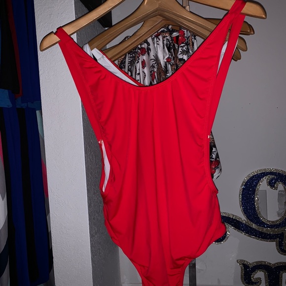 One piece - Picture 2 of 3